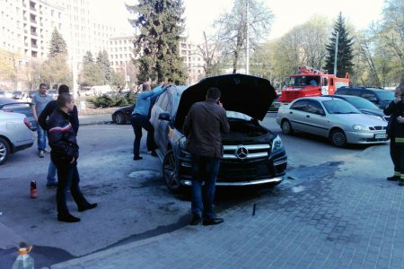 На площади Свободы загорелся Mercedes (фото, видео, дополнено)