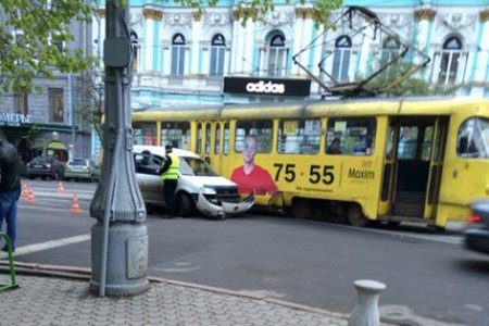 В центре столкнулись легковушка и трамвай (фото)