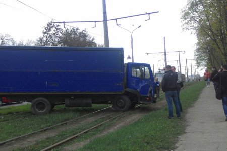 На Клочковской фура сбила столб и перегородила трамвайные пути (фото)