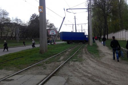 На Клочковской фура сбила столб и перегородила трамвайные пути (фото)