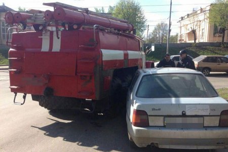 Пожарная машина въехала в "Славуту" (фото)