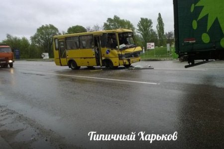 Маршрутка столкнулась с фурой (фото)