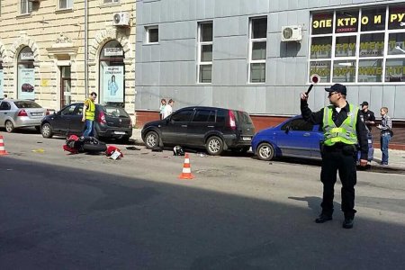 Мотоцикл сбил женщину, двое пострадавших (фото)