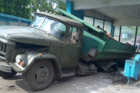 На ХТЗ грузовик провалился в подземный переход (фото)