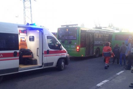 В Харькове велосипедистка въехала в троллейбус (фото)