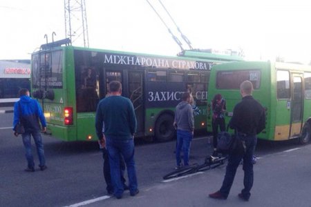 В Харькове велосипедистка въехала в троллейбус (фото)