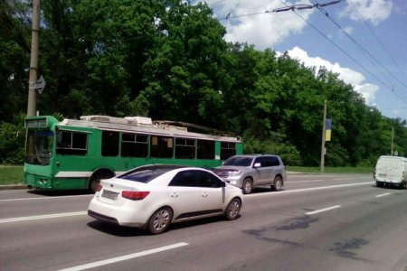 Троллейбусная штанга слетела на автомобиль, пострадал водитель (фото)