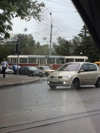 В Харькове возле "Французского бульвара" "встали" трамваи (ФОТО)