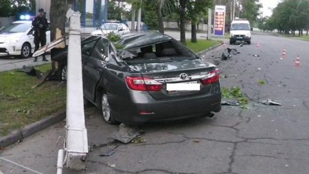 В центре Харькова "Тойота" снесла столб: пострадал мужчина