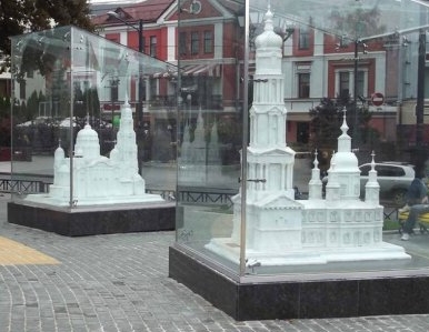 На площади архитекторов разбили стеклянный куб с макетом собора