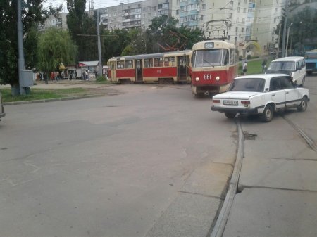 На Салтовке трамвай сошел с рельсов