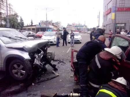 На проспекте Науки – тройное ДТП: одного из водителей вырезали из авто (ФОТО)