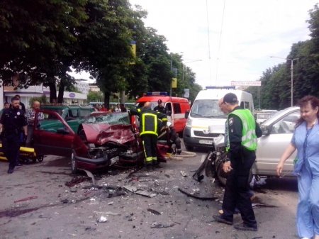 На проспекте Науки – тройное ДТП: одного из водителей вырезали из авто (ФОТО)