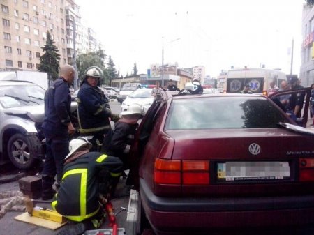 На проспекте Науки – тройное ДТП: одного из водителей вырезали из авто (ФОТО)