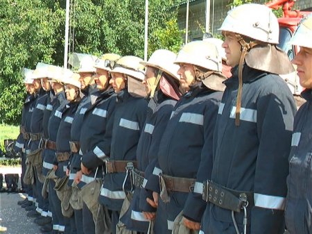 Лозовских пожарных одели в британский секонд-хенд (фото)