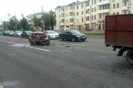 На Московском проспекте легковушка влетела в грузовик (фото)