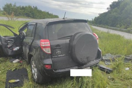 Под Харьковом столкнулись Toyota и грузовик, есть погибшие (фото)