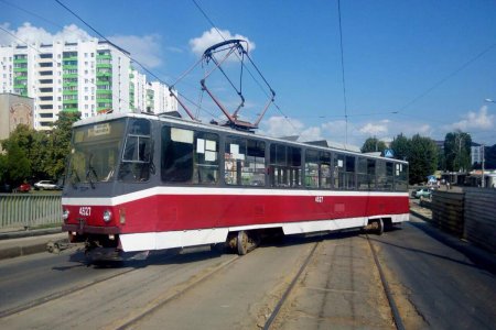 На Балашовском мосту трамвай сошел с рельсов (фото)