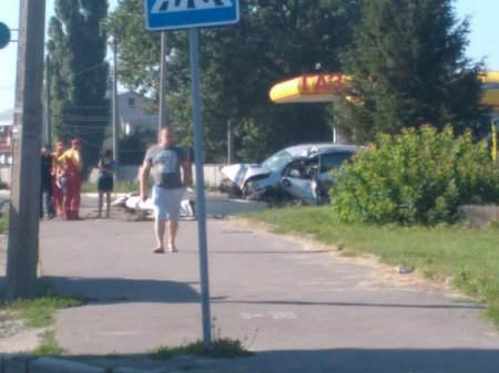 В Харькове иномарка врезалась в АЗС: есть пострадавшие (ФОТО)