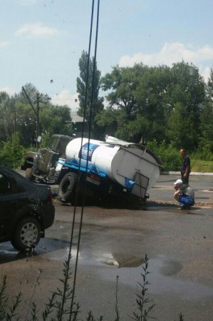 Машина с водой провалилась под асфальт (фото)