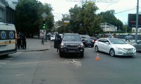 В центре Харькова микроавтобус влетел в супермаркет (ФОТО, Обновлено)