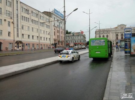 Утром на площади Конституции столкнулись две иномарки