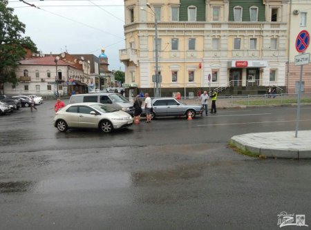 Утром на площади Конституции столкнулись две иномарки