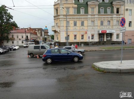 Утром на площади Конституции столкнулись две иномарки