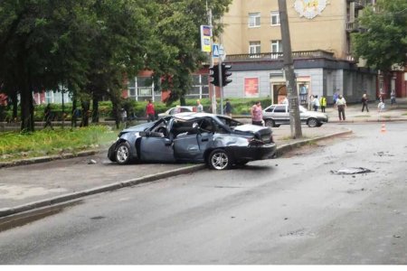 На ХТЗ водовозка столкнулась с легковушкой (фото)