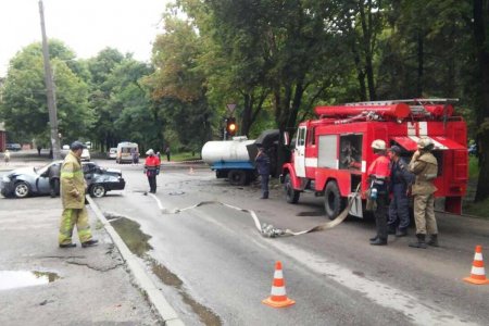 На ХТЗ водовозка столкнулась с легковушкой (фото)