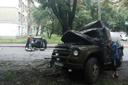 На ХТЗ водовозка столкнулась с легковушкой (фото)