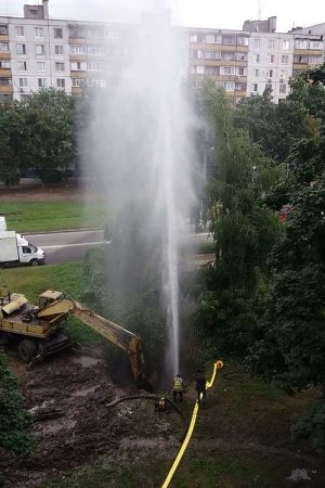 На Салтовке из-под земли вырвался огромный фонтан (фото)