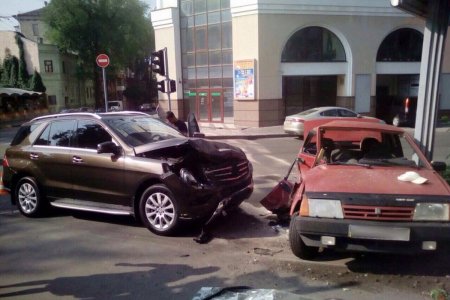 В центре столкнулись Mercedes и ВАЗ (фото)