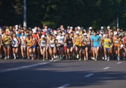 По Харькову пробежались марафонцы