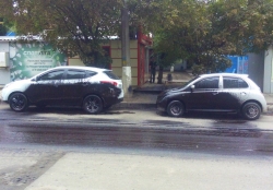 На Жуках припаркованные машины забрызгали битумом (ФОТО)
