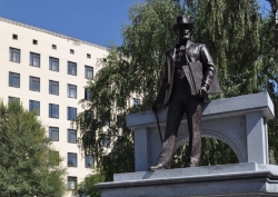 В Харькове появился памятник Бекетову (ФОТО)
