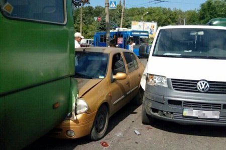 В Харькове Renault врезался в маршрутку (фото)