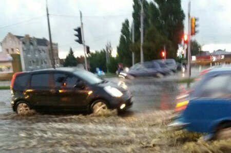 Ливень затопил харьковские улицы (фото, видео)