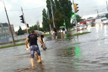 Ливень затопил харьковские улицы (фото, видео)