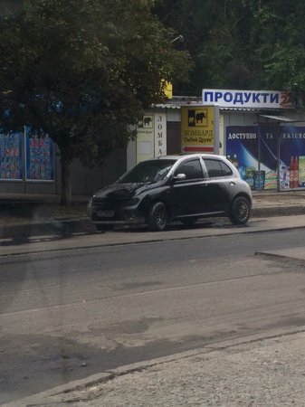 На Жуках припаркованные машины забрызгали битумом (ФОТО)