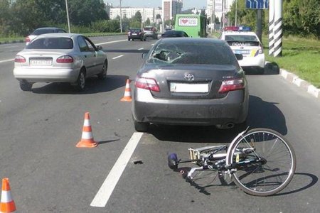 На Салтовке велосипедист врезался в Toyota Camry (фото)