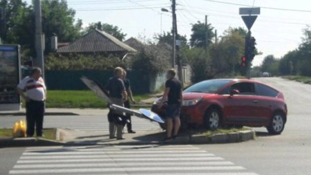 На Салтовке автомобиль снес столб на пешеходном переходе (фото)