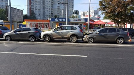 «Паровозик» на Алексеевке: в ДТП попали пять машин (ФОТО)