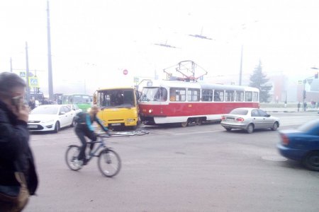 На Гагарина трамвай врезался в автобус. Транспорт не ходит (фото)