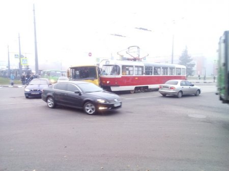 На Гагарина трамвай врезался в автобус. Транспорт не ходит (фото)