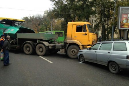 Грузовик влетел в легковушку (фото)