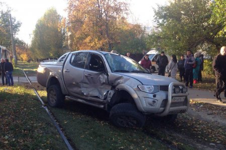 На Салтовке трамвай въехал в Mitsubishi (фото)