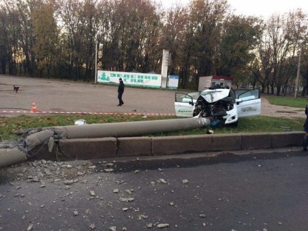 На ХТЗ легковушка снесла с столб (фото)