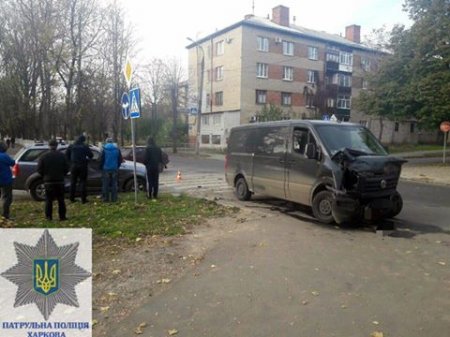 На ХТЗ микроавтобус влетел в легковушку (фото)