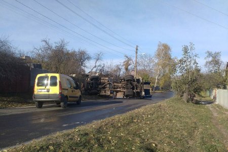 В Харькове перевернулся водовоз (фото)